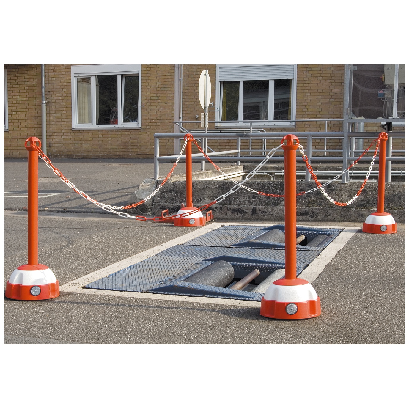 TRAFFICLINE Chain Barrier High Visibility Posts Portable